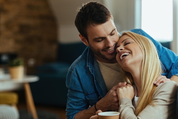 Couple affectueux appréciant leur amour tout en passant du temps à la maison.