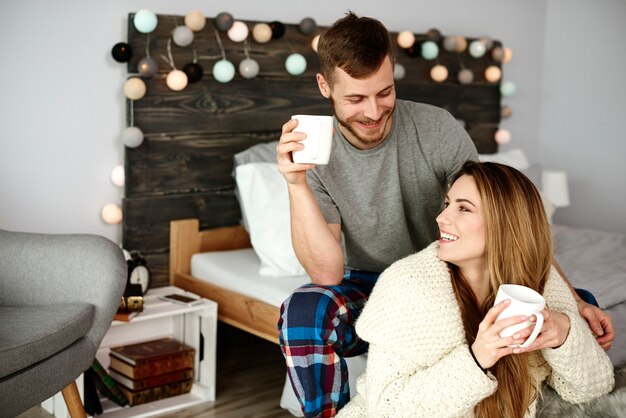 Couple affectueux flirtant et buvant du café