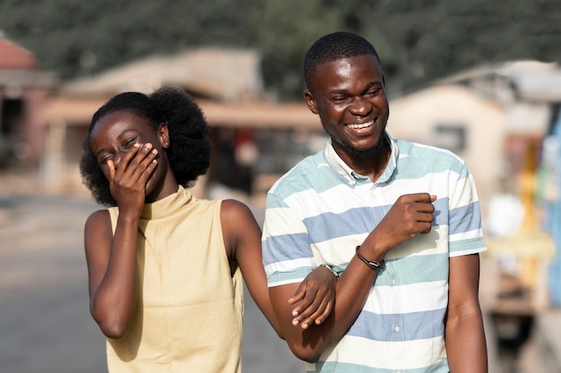 Photo gratuite couple africain coup moyen à l'extérieur