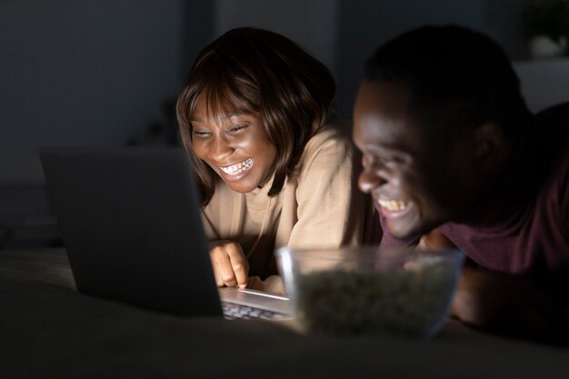 Couple afro-américain regardant le service de streaming