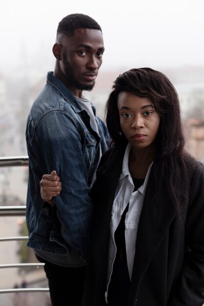 Couple afro-américain sérieux posant bouchent