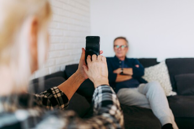 Photo gratuite couple âgé floue dans une maison de retraite