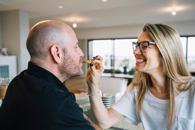 Photo gratuite couple d'âge moyen amoureux à la maison