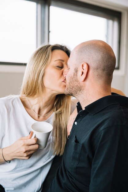 Couple d&#39;âge moyen amoureux à la maison