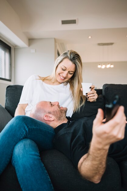 Couple d&#39;âge moyen amoureux à la maison