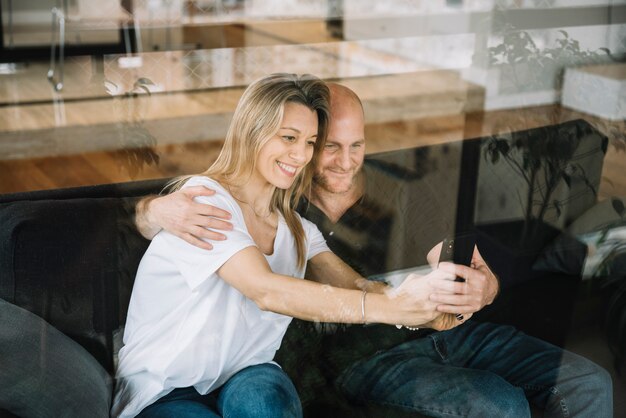 Couple d&#39;âge moyen amoureux à la maison