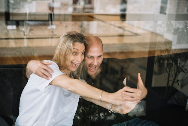 Couple d&#39;âge moyen amoureux à la maison