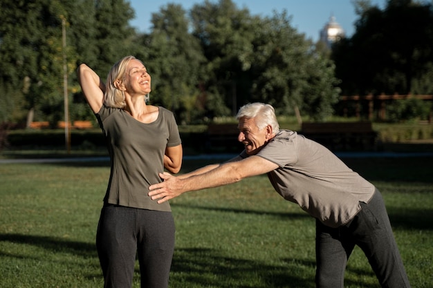 Photo gratuite couple d'âge mûr qui s'étend à l'extérieur