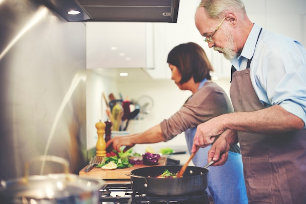 Couple aidant le concept de préparation de cuisine