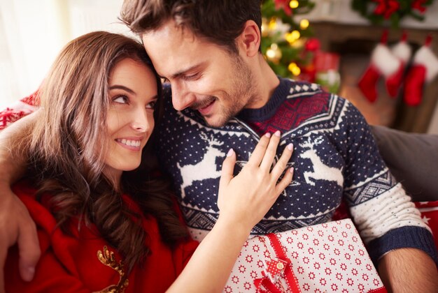 Couple aimant passer Noël ensemble