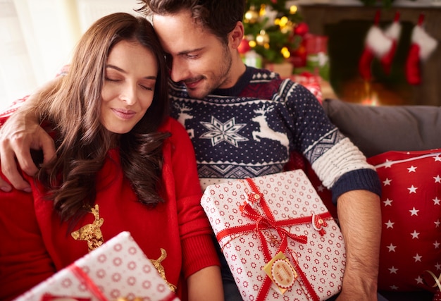 Couple aimant pendant la période de Noël