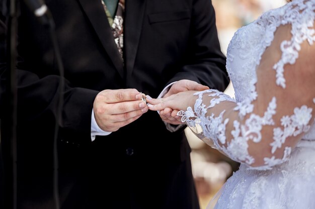 couple aimant se marier à l'extérieur