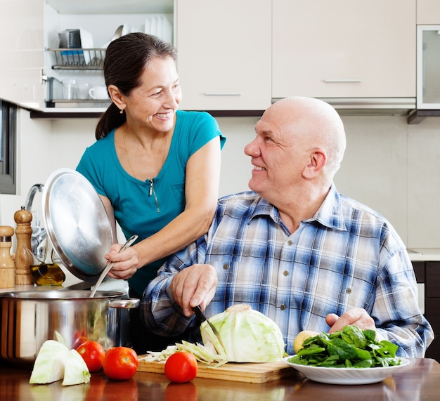 couple aîné, cuisine, déjeuner végétarien