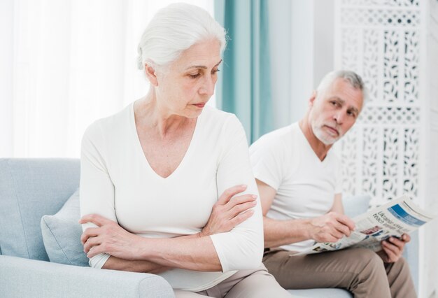 Couple d&#39;aînés en colère l&#39;un contre l&#39;autre