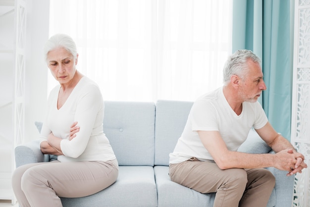 Couple d&#39;aînés en colère l&#39;un contre l&#39;autre