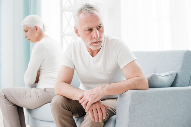 Couple d&#39;aînés en colère l&#39;un contre l&#39;autre