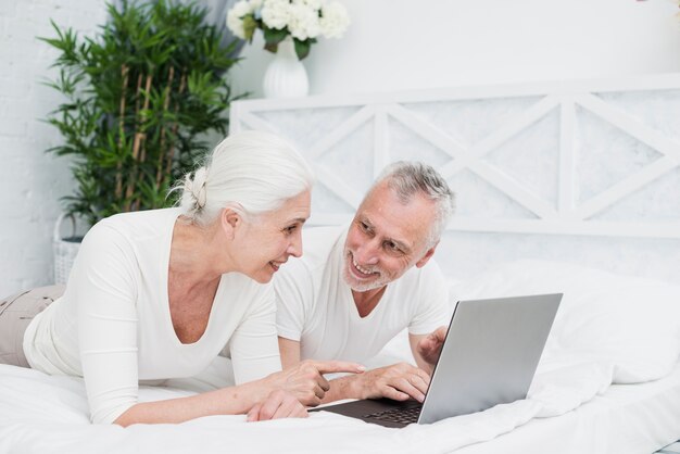 Couple d&#39;aînés utilisant un ordinateur portable