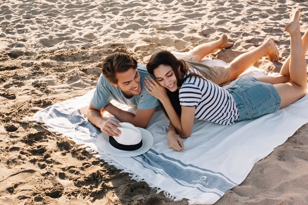 Couple allongé sur la plage