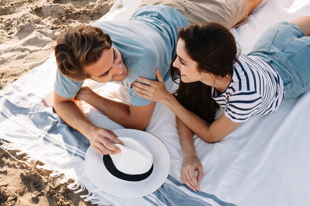 Couple allongé sur la vue sur la plage