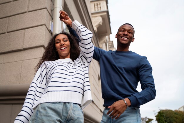 Un couple d'amateurs dansant de la salsa ensemble