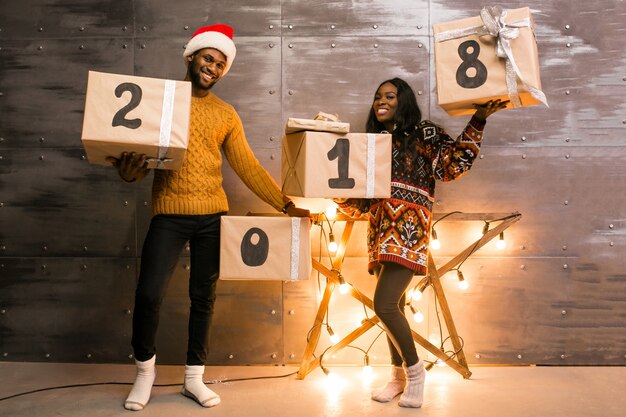 Couple américain afro tenant des cadeaux de Noël