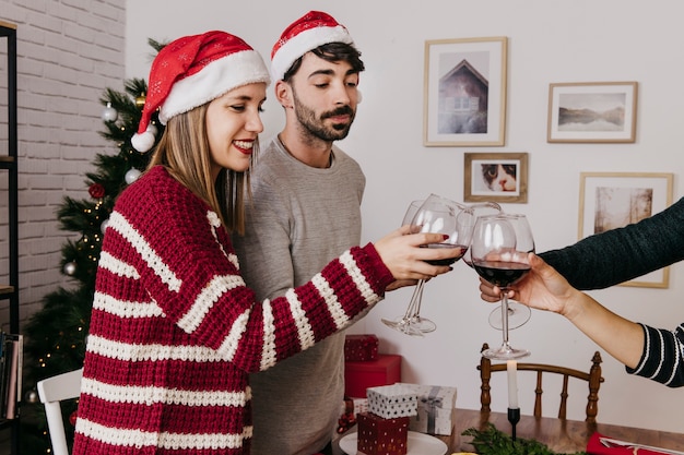 Couple et amis au dîner de Noël