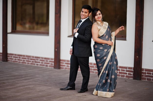 Couple d'amis indiens élégants et à la mode de femme en sari et homme en costume