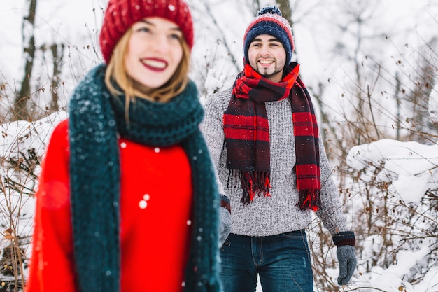 Couple amoureux appréciant le temps en hiver