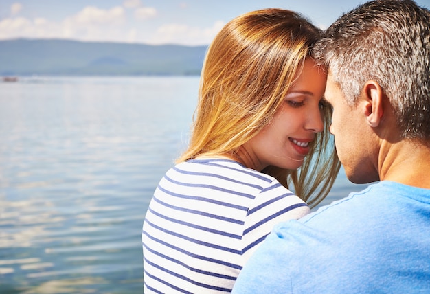 Photo gratuite couple amoureux d'avoir une bonne journée sur le lac