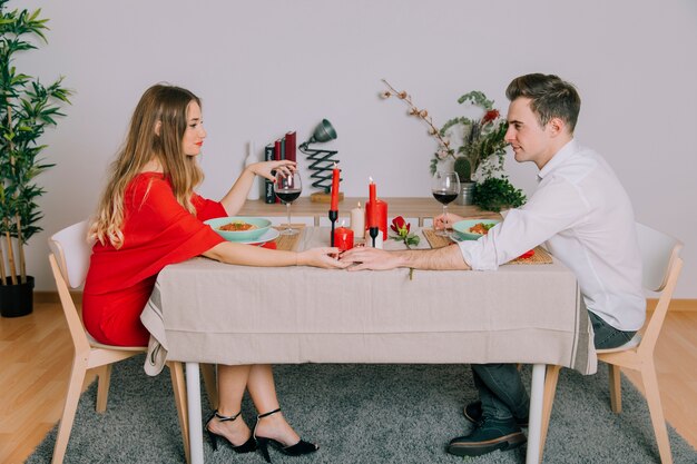 Couple d&#39;amoureux ayant un dîner romantique