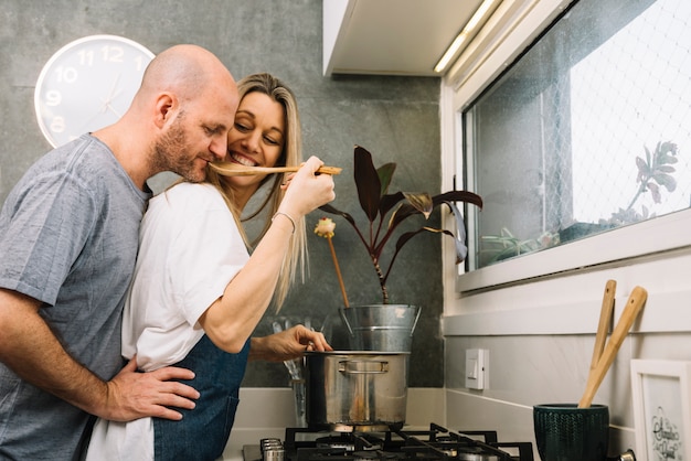 Couple amoureux en cuisine