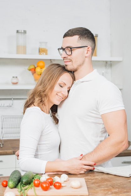 Couple amoureux cuisiner ensemble