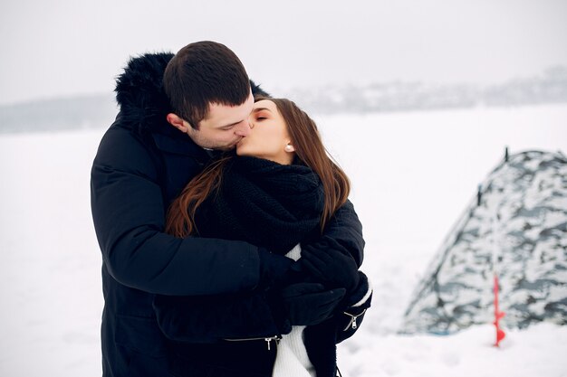 Couple d'amoureux dans un clother d'hiver debout sur la glace