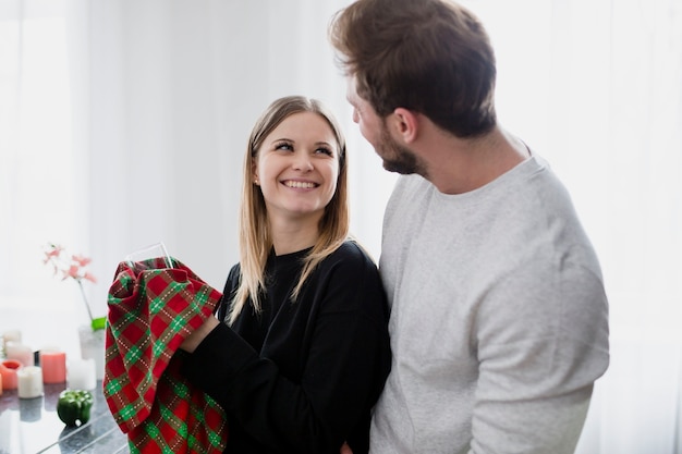 Photo gratuite couple d'amoureux dans la cuisine