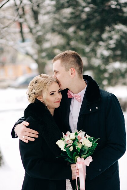 Couple d&#39;amoureux dans le magnifique jardin