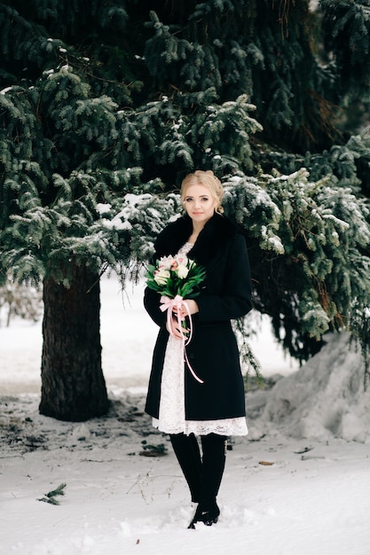 Photo gratuite couple d'amoureux dans le magnifique jardin