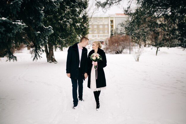 Couple d&#39;amoureux dans le magnifique jardin