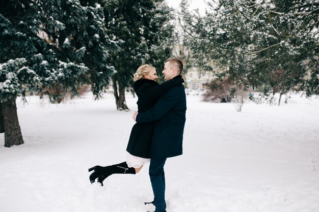 Couple d&#39;amoureux dans le magnifique jardin