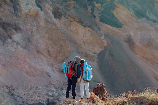 Photo gratuite couple d'amoureux dans les montagnes