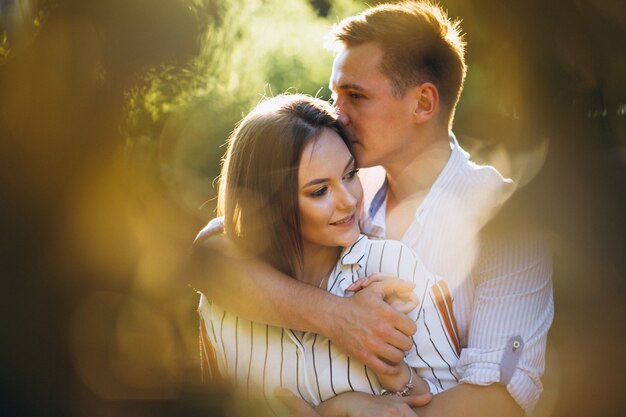 Couple amoureux dans le parc