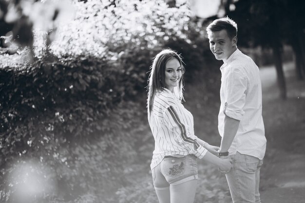 Couple amoureux dans le parc