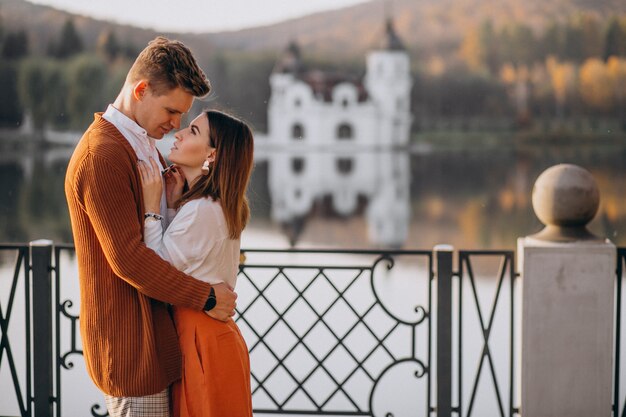 Couple amoureux debout au bord du lac