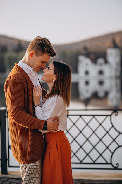 Couple amoureux debout au bord du lac