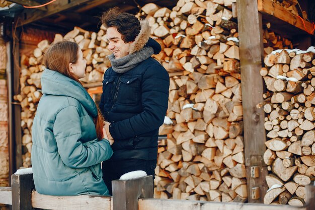 Couple d&#39;amoureux debout dans un parc d&#39;hiver