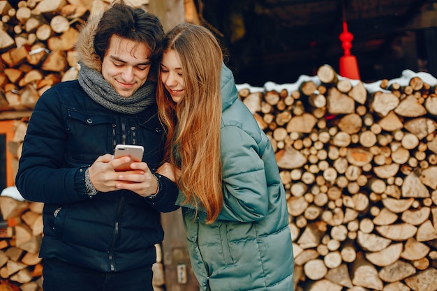 Couple d&#39;amoureux debout dans un parc d&#39;hiver