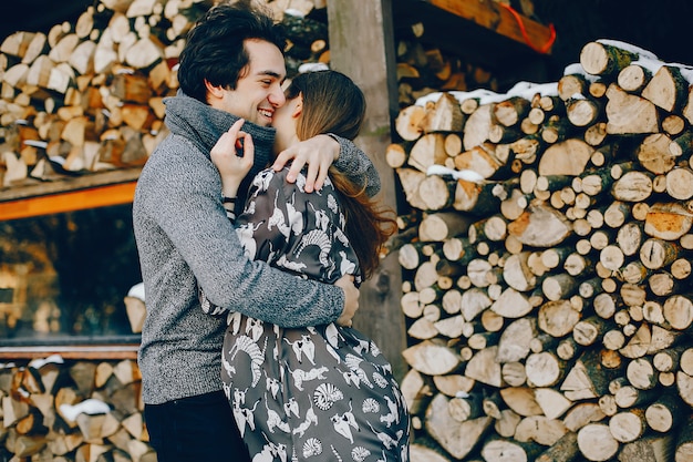 Couple d&#39;amoureux debout dans un parc d&#39;hiver