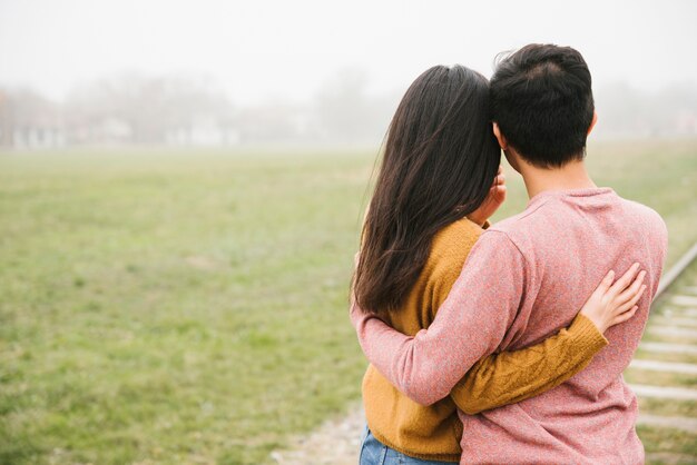 Couple d&#39;amoureux debout sur des rails et des caresses