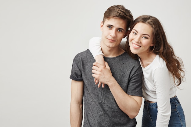 couple d'amoureux étreignant et souriant