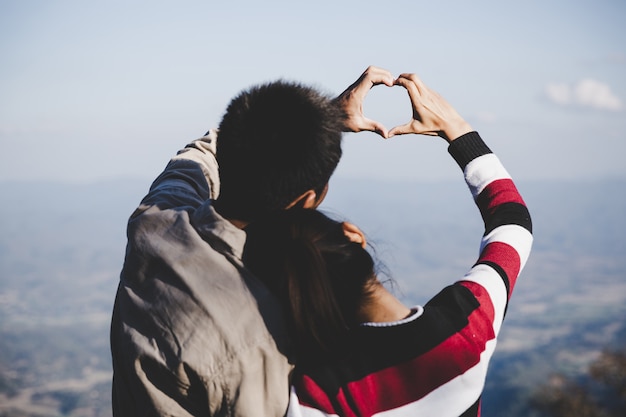 Couple amoureux. Focus sur les mains. Concept d&#39;amour amoureux.