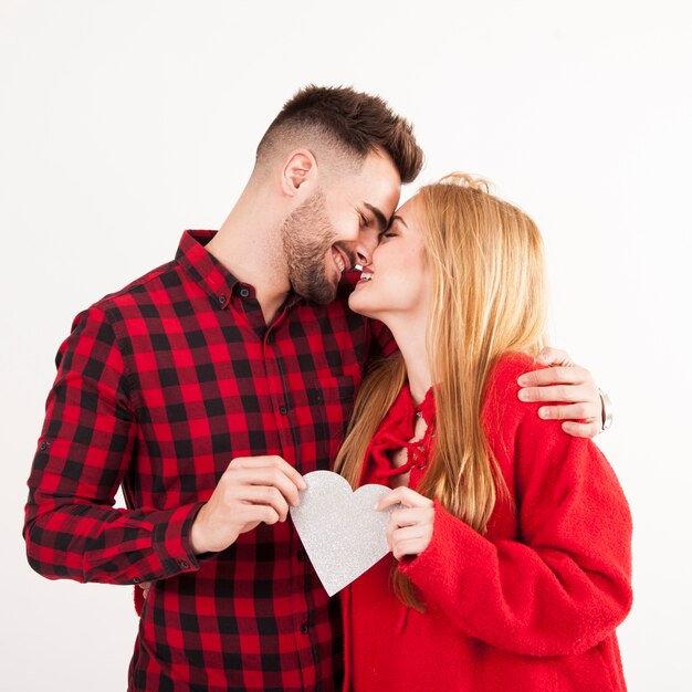 Couple d&#39;amoureux avec joli coeur